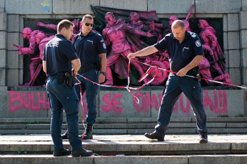 Soldados soviéticos pintados en Sofía