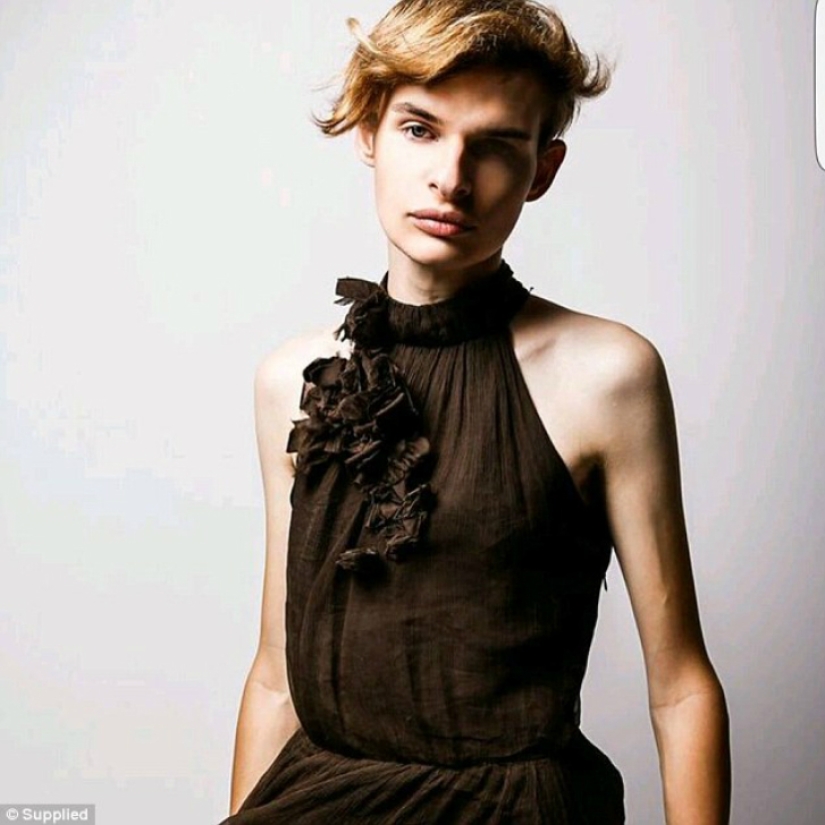 Sophia Young: una amiga entre extraños, una extraña entre amigos