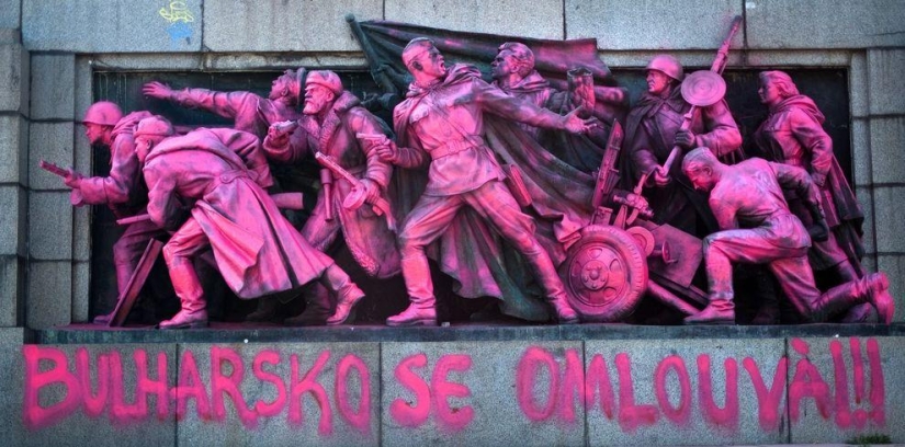 Soviet soldiers painted in Sofia