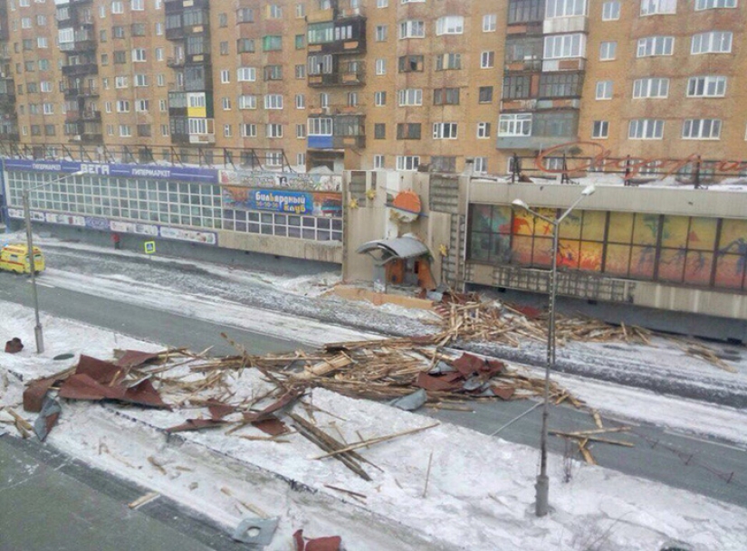 Spring in Norilsk: roofs blow off houses, people are evacuated Spring in Norilsk: roofs blow off houses, people are evacuated