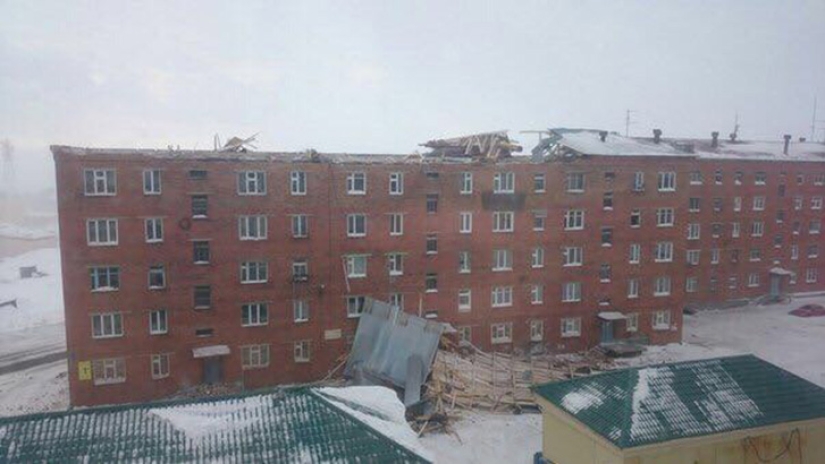 Spring in Norilsk: roofs blow off houses, people are evacuated Spring in Norilsk: roofs blow off houses, people are evacuated
