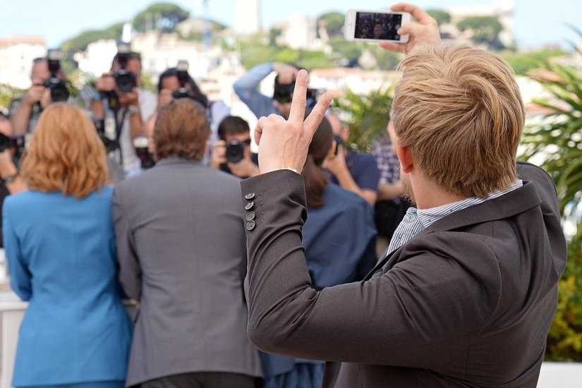 Stars take selfies in Cannes
