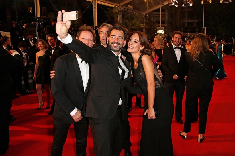 Stars take selfies in Cannes