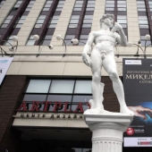 Statue of naked David in St. Petersburg will be dressed because of complaints of a local resident