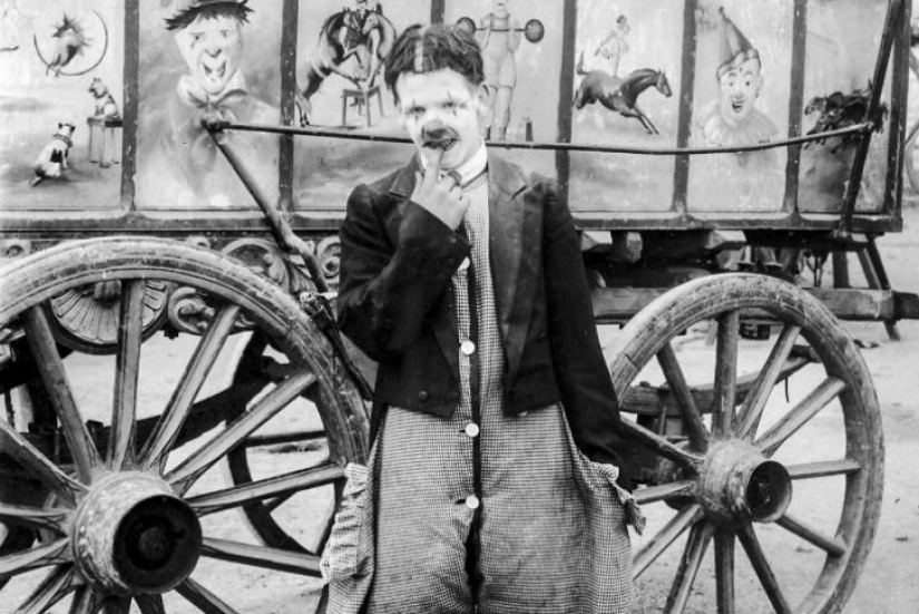 Strange costumes, acrobats and creepy clowns - photographs of a traveling circus in 1910 Strange costumes, acrobats and creepy clowns - photographs of a traveling circus in 1910