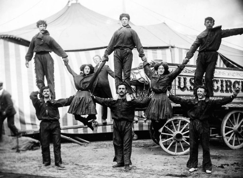 Strange costumes, acrobats and creepy clowns - photographs of a traveling circus in 1910 Strange costumes, acrobats and creepy clowns - photographs of a traveling circus in 1910