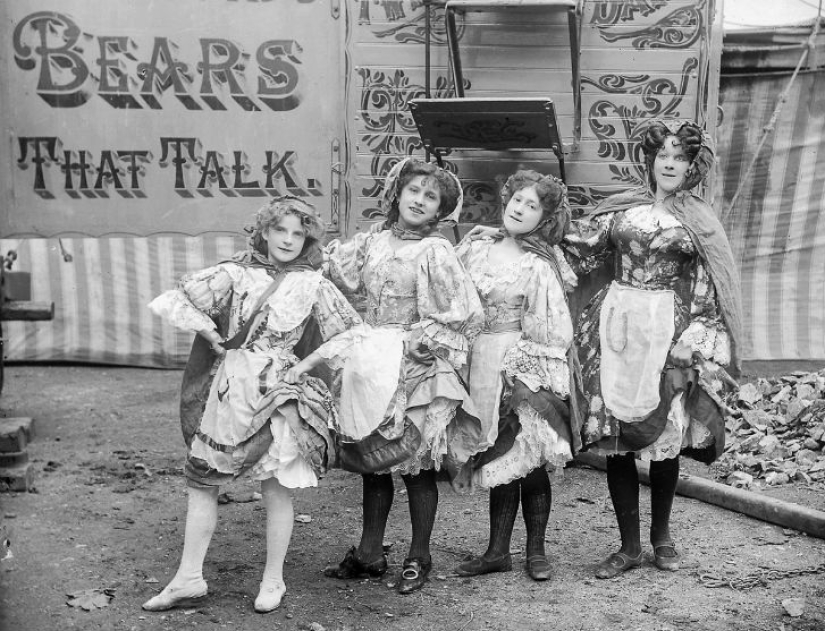Strange costumes, acrobats and creepy clowns - photographs of a traveling circus in 1910 Strange costumes, acrobats and creepy clowns - photographs of a traveling circus in 1910