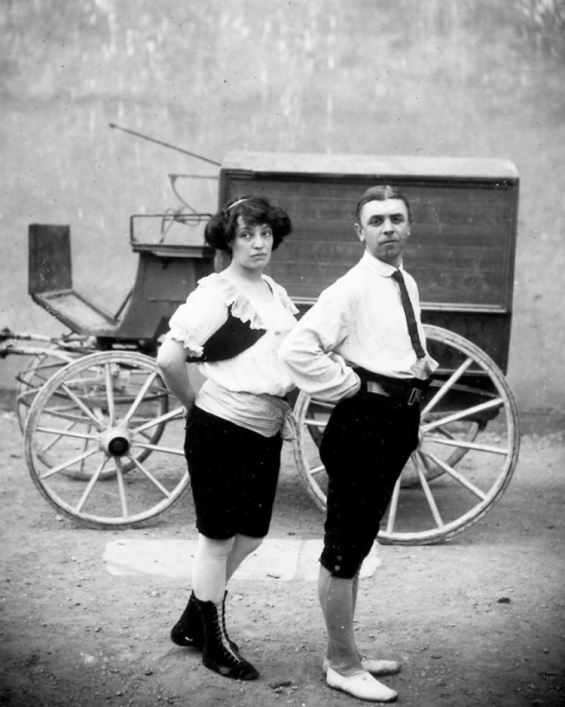 Strange costumes, acrobats and creepy clowns - photographs of a traveling circus in 1910 Strange costumes, acrobats and creepy clowns - photographs of a traveling circus in 1910
