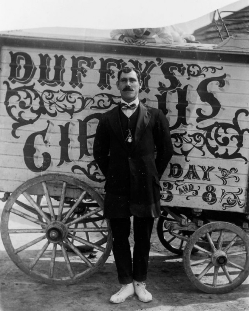 Strange costumes, acrobats and creepy clowns - photographs of a traveling circus in 1910 Strange costumes, acrobats and creepy clowns - photographs of a traveling circus in 1910