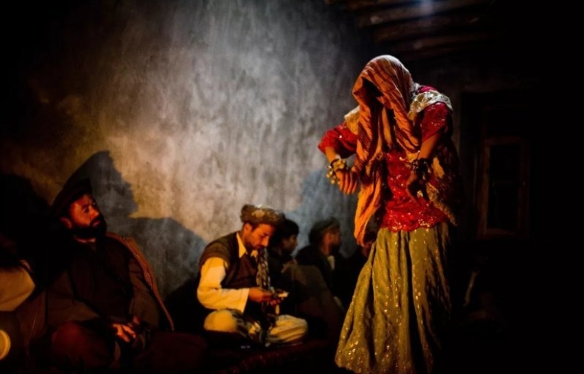 Strange entertainment of men in Afghanistan: why do they need boys 10-12 years old "Bacha-bazi"