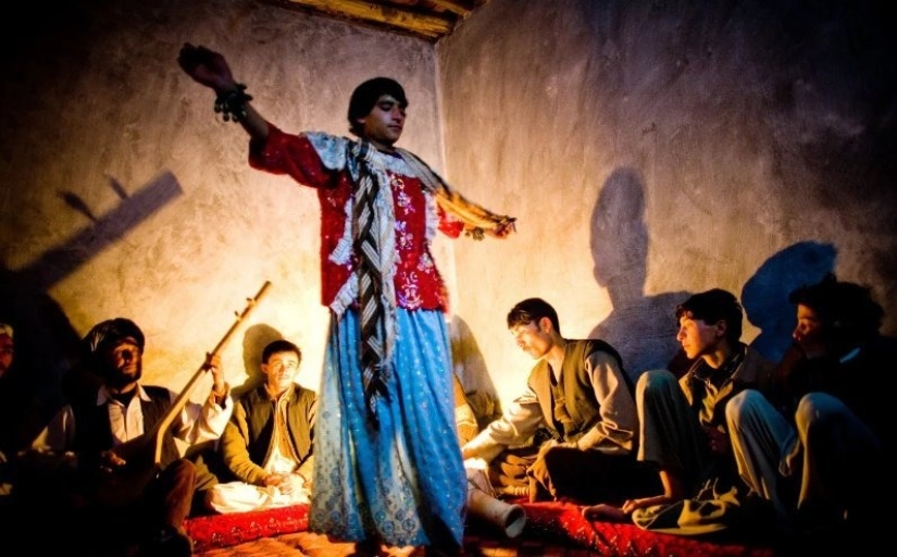 Strange entertainment of men in Afghanistan: why do they need boys 10-12 years old "Bacha-bazi"