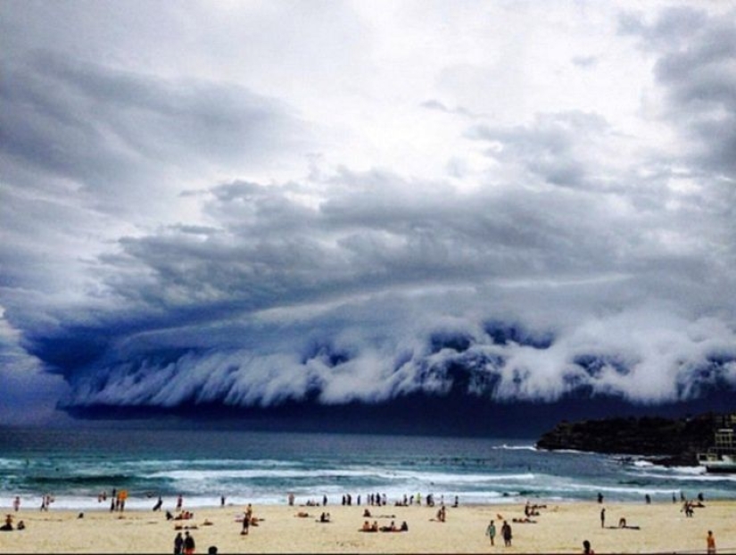 Strange tsunami cloud over Sydney Strange tsunami cloud over Sydney