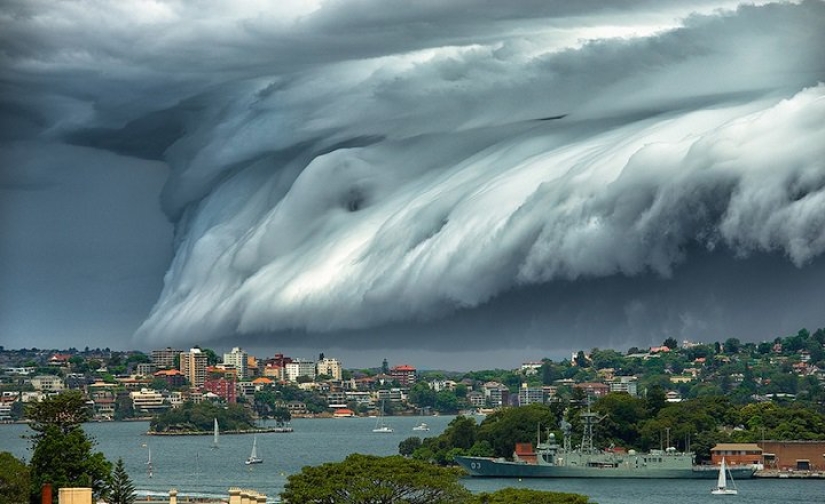Strange tsunami cloud over Sydney Strange tsunami cloud over Sydney