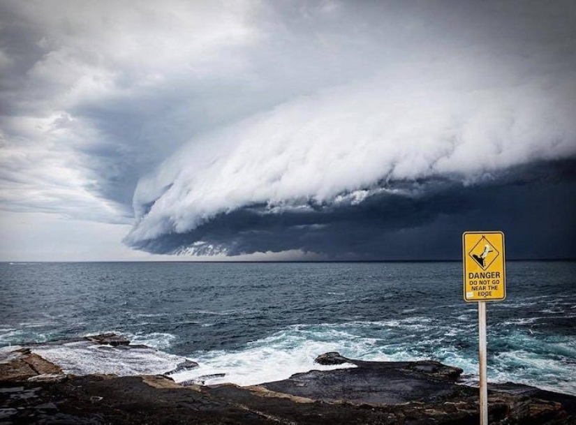 Strange tsunami cloud over Sydney Strange tsunami cloud over Sydney