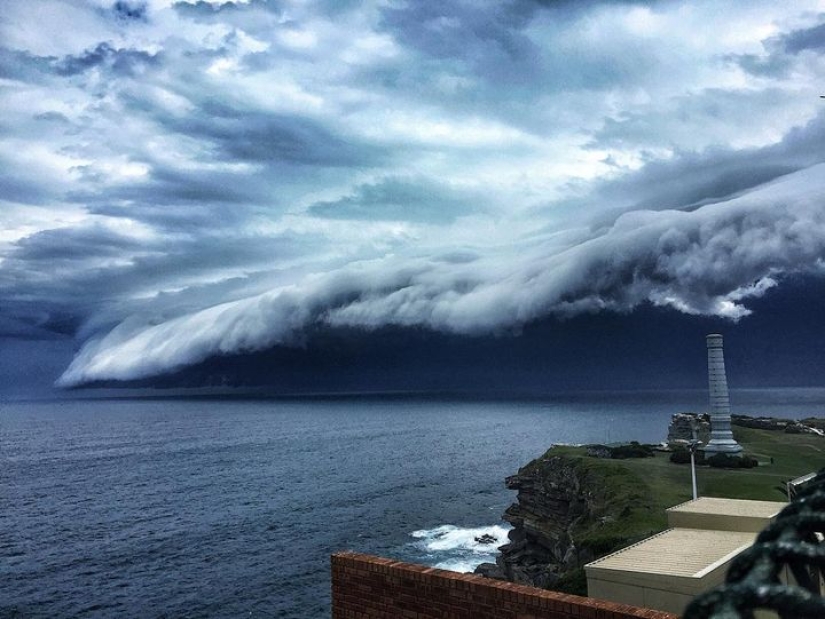 Strange tsunami cloud over Sydney Strange tsunami cloud over Sydney
