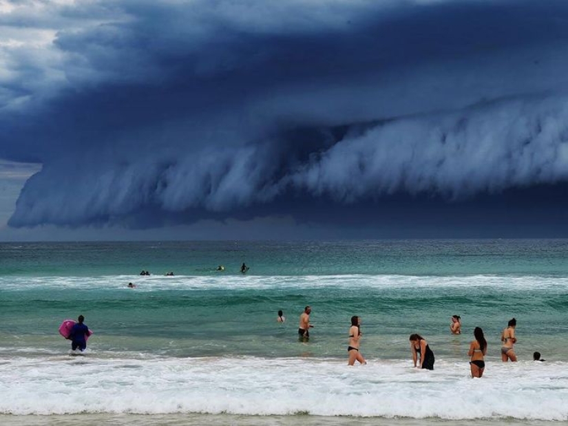 Strange tsunami cloud over Sydney Strange tsunami cloud over Sydney