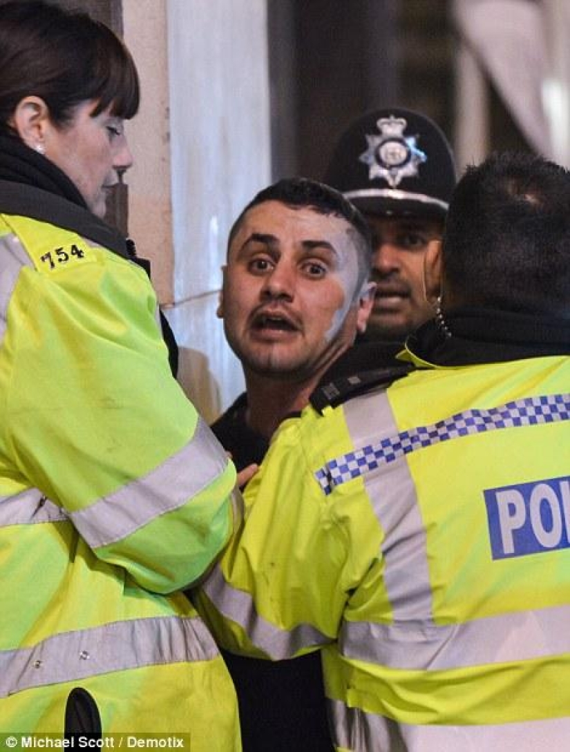 Su moral: cuán "primitivos" los británicos golpearon en la víspera de Año Nuevo Su moral: cuán "primitivos" los británicos golpearon en la víspera de Año Nuevo