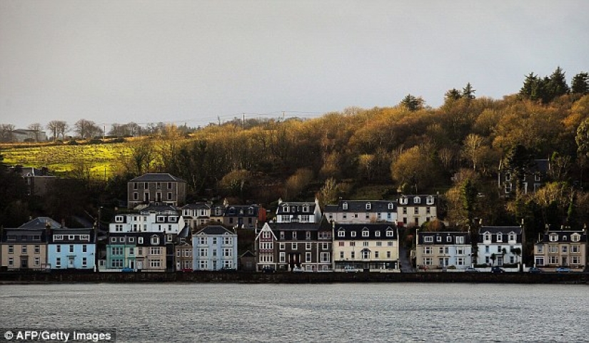 Syrian refugees who settled on a Scottish island complain about the abundance of old people Syrian refugees who settled on a Scottish island complain about the abundance of old people