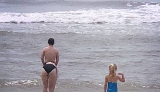 Take a closer look: 19 frames in which something strange is happening Take a closer look: 19 frames in which something strange is happening