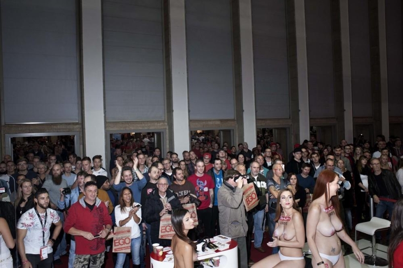 Tanto en vivo como inflable: cómo fue el festival sexual más grande de Alemania Tanto en vivo como inflable: cómo fue el festival sexual más grande de Alemania