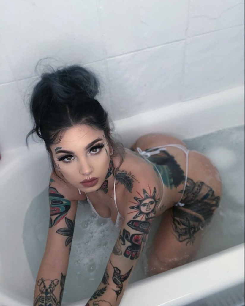 Taylor blanco tatuaje modelo con un carácter angelical Taylor blanco tatuaje modelo con un carácter angelical