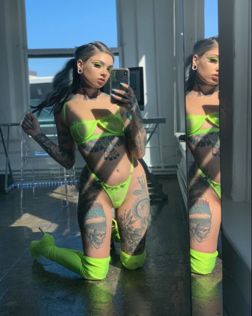 Taylor blanco tatuaje modelo con un carácter angelical Taylor blanco tatuaje modelo con un carácter angelical