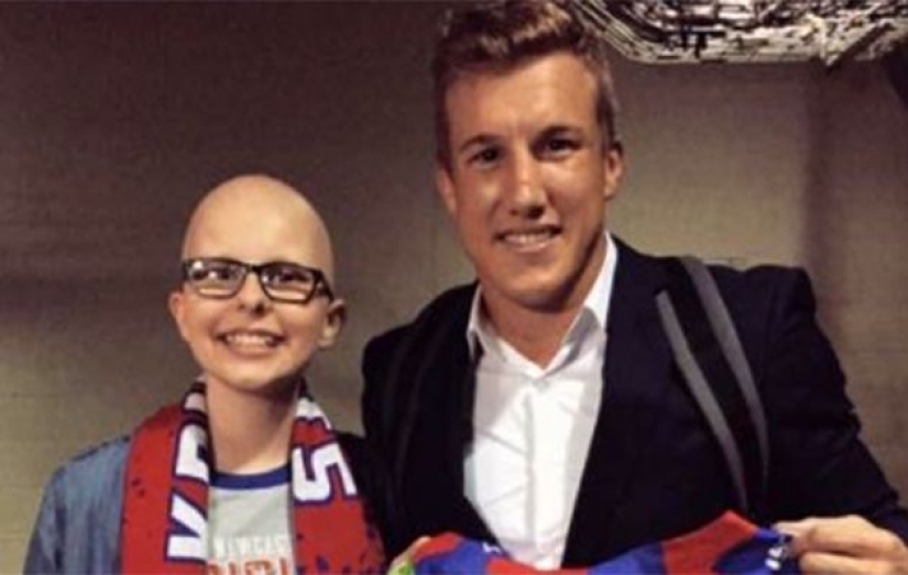 Teachers and classmates arranged a terminally ill schoolgirl graduation dream