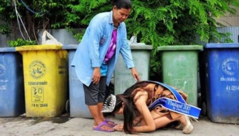 Thai beauty queen knelt in front of mother working as a janitor Thai beauty queen knelt in front of mother working as a janitor