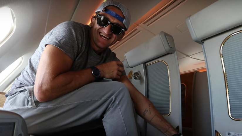 The American blogger flew from Dubai to New York first class for free, a ticket to which costs $ 21,000 The American blogger flew from Dubai to New York first class for free, a ticket to which costs $ 21,000