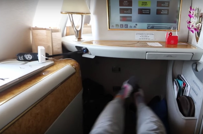 The American blogger flew from Dubai to New York first class for free, a ticket to which costs $ 21,000 The American blogger flew from Dubai to New York first class for free, a ticket to which costs $ 21,000