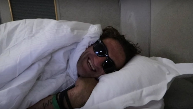 The American blogger flew from Dubai to New York first class for free, a ticket to which costs $ 21,000 The American blogger flew from Dubai to New York first class for free, a ticket to which costs $ 21,000