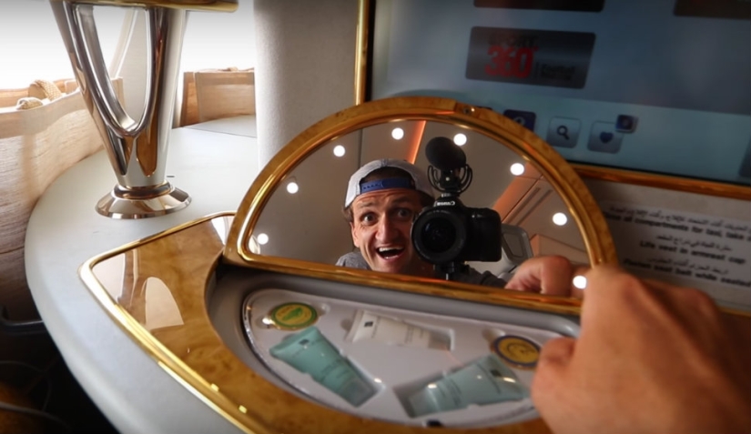 The American blogger flew from Dubai to New York first class for free, a ticket to which costs $ 21,000 The American blogger flew from Dubai to New York first class for free, a ticket to which costs $ 21,000