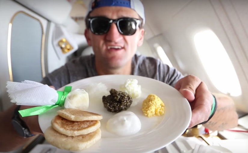 The American blogger flew from Dubai to New York first class for free, a ticket to which costs $ 21,000 The American blogger flew from Dubai to New York first class for free, a ticket to which costs $ 21,000