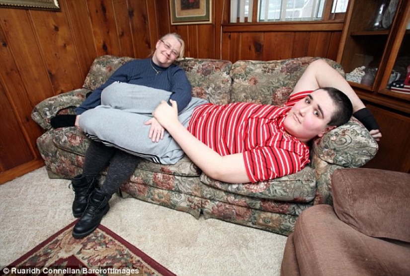 The American youth with a height of 2.33 meters continues to grow