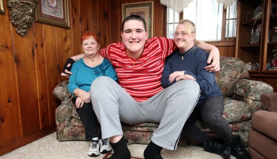 The American youth with a height of 2.33 meters continues to grow