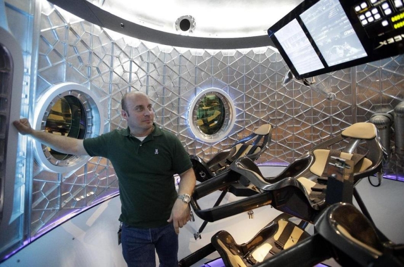 The Americans presented a manned reusable ship Dragon V2