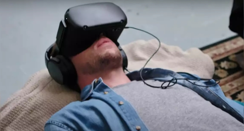 The artist created a "death simulator" immersing in the afterlife