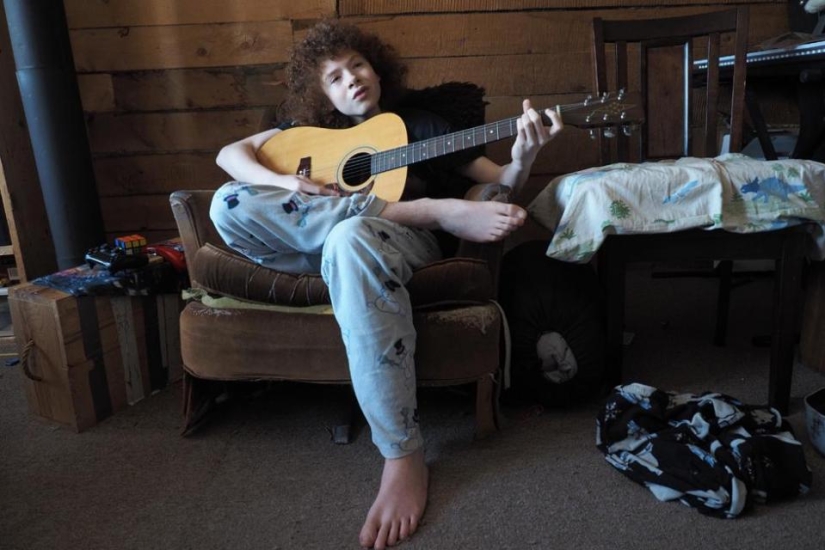 The Atchley family has been living for 18 years as hermits away from civilization