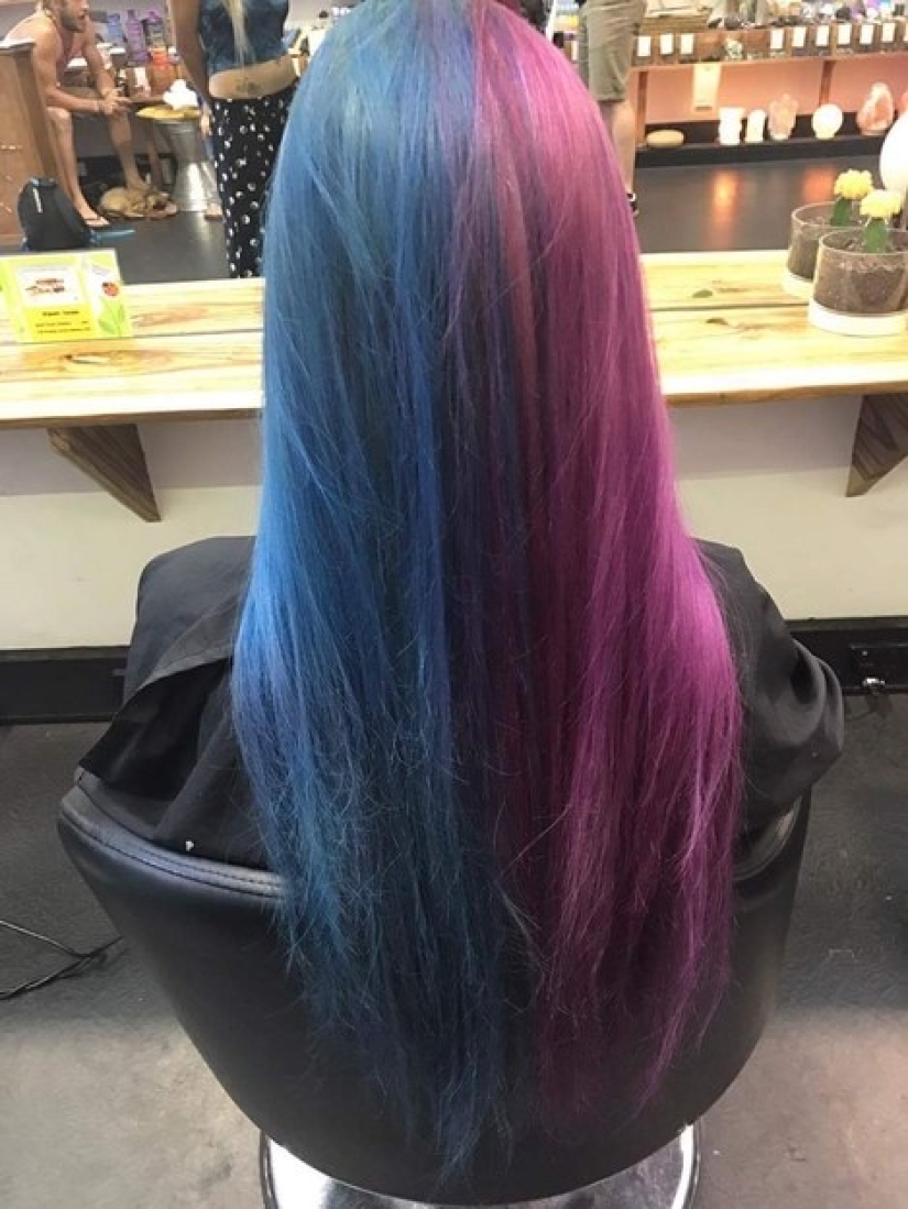 The Australian dyed her hair blue and pink at the same time and changes the color of her hair in a couple of seconds The Australian dyed her hair blue and pink at the same time and changes the color of her hair in a couple of seconds