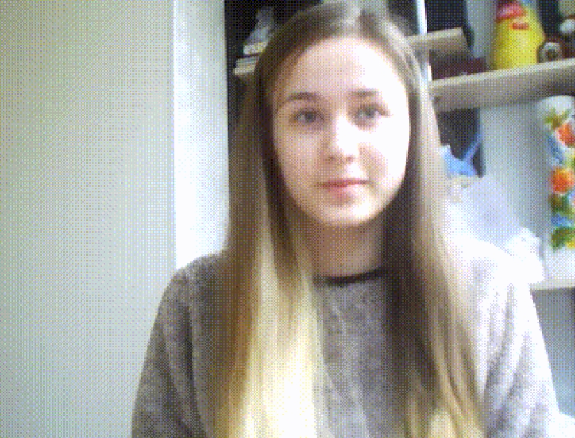 The Australian dyed her hair blue and pink at the same time and changes the color of her hair in a couple of seconds The Australian dyed her hair blue and pink at the same time and changes the color of her hair in a couple of seconds