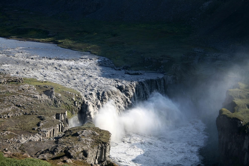 The beauty of Iceland's waterfalls in photographs