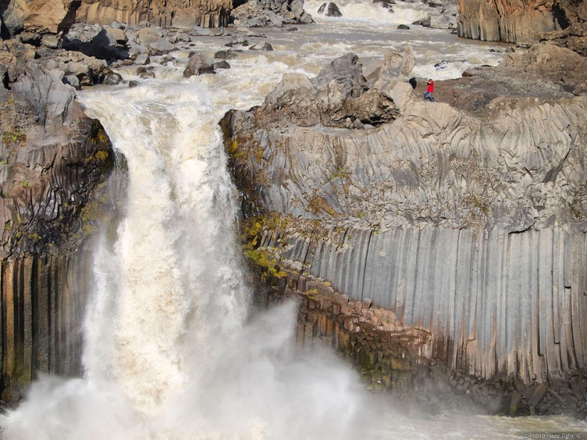 The beauty of Iceland's waterfalls in photographs