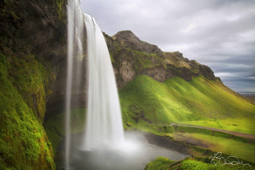 The beauty of Iceland's waterfalls in photographs