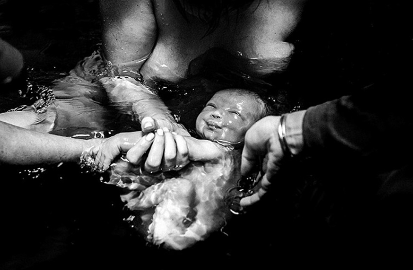 The best works of the winners of the contest of photographers taking pictures of childbirth