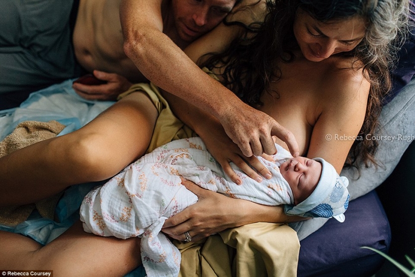 The best works of the winners of the contest of photographers taking pictures of childbirth The best works of the winners of the contest of photographers taking pictures of childbirth