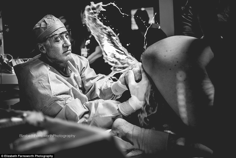 The best works of the winners of the contest of photographers taking pictures of childbirth The best works of the winners of the contest of photographers taking pictures of childbirth