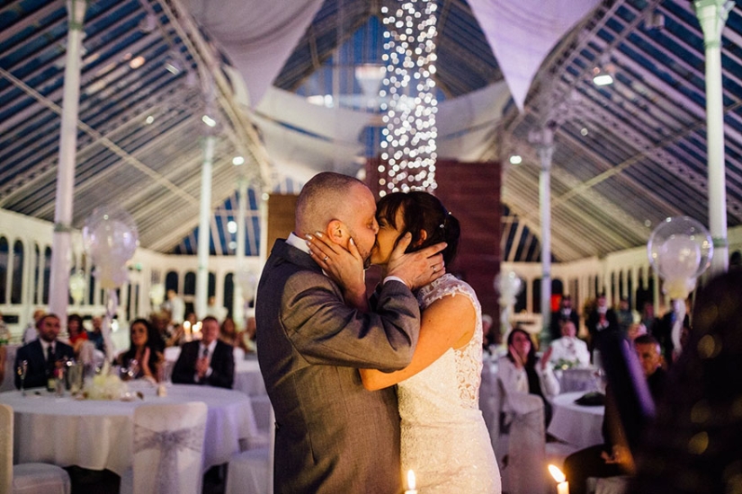 The bride shaved her head during the wedding to support the terminally ill groom The bride shaved her head during the wedding to support the terminally ill groom