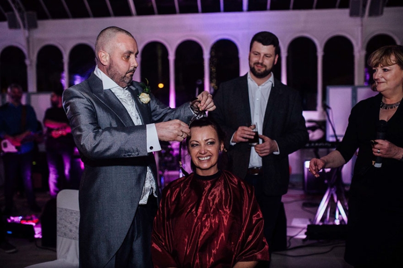 The bride shaved her head during the wedding to support the terminally ill groom The bride shaved her head during the wedding to support the terminally ill groom
