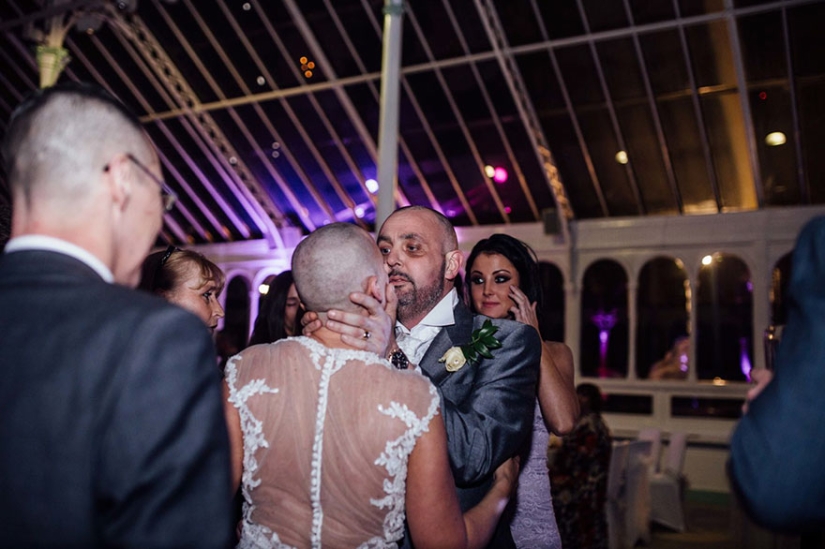 The bride shaved her head during the wedding to support the terminally ill groom The bride shaved her head during the wedding to support the terminally ill groom