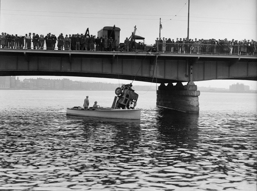 The brightest shots of car accidents of the last century